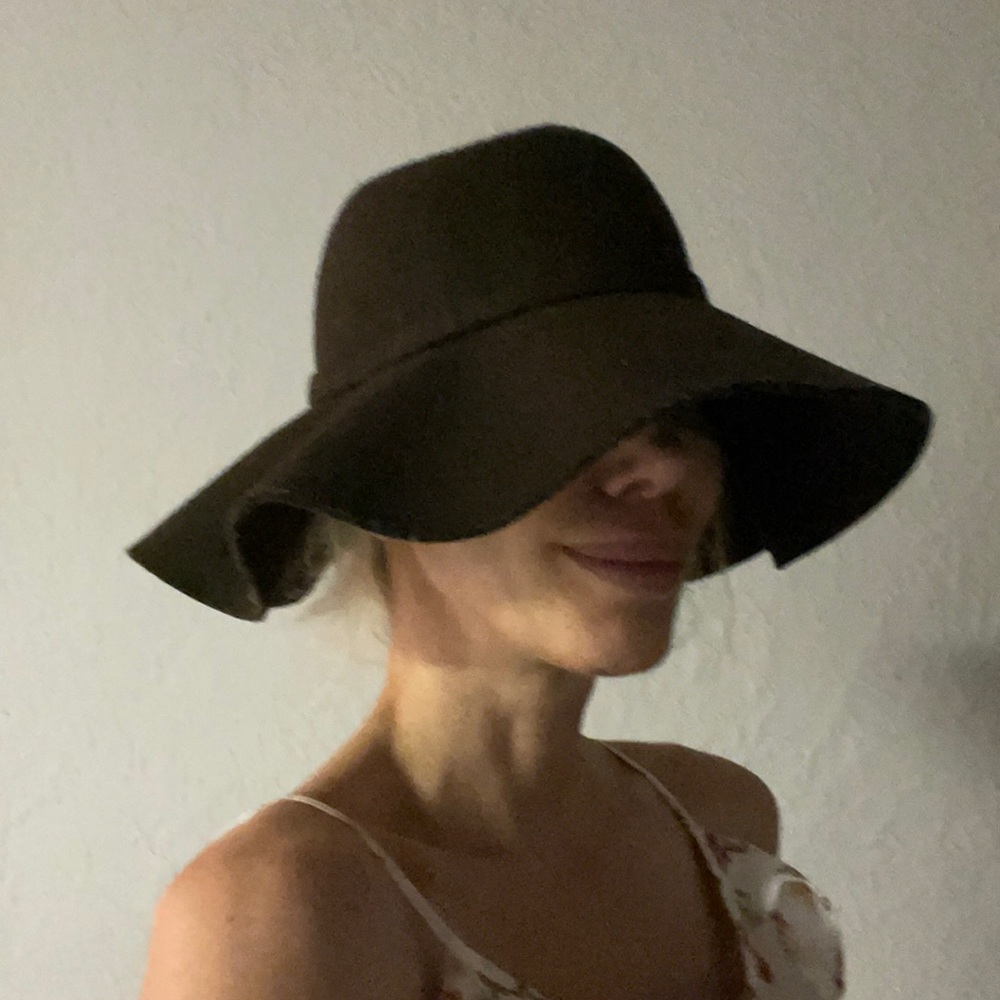 Hat brown suede flip